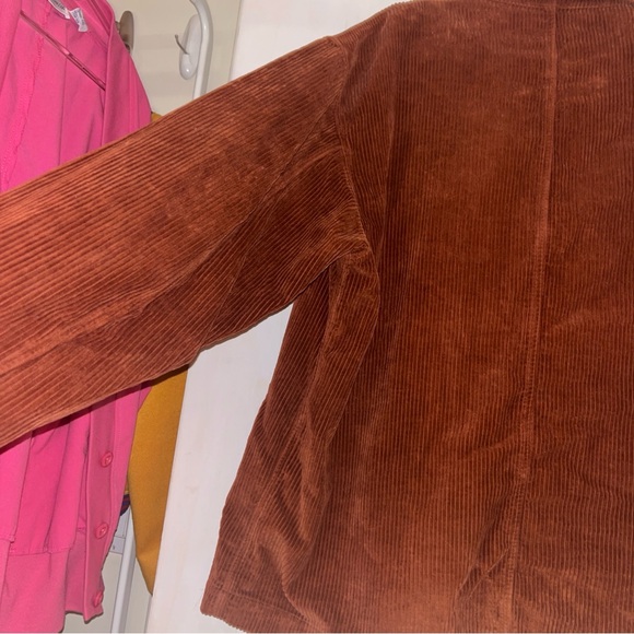 Brownish red corduroy button up jacket with a retro vibe - Picture 5 of 7